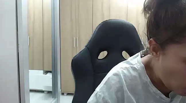 Snapshot of RoxanaLove9 chatting on February 2025 03:59:01 AM RoxanaLove9 online show from February 2025 03:59:01 AM