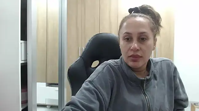 Snapshot of RoxanaLove9 chatting on February 2025 03:43:01 AM RoxanaLove9 online show from February 2025 03:43:01 AM