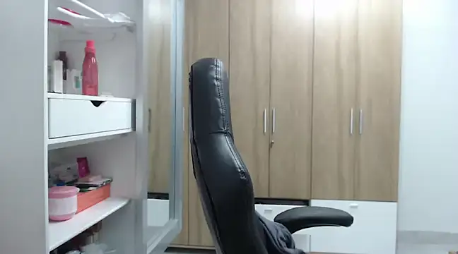 Snapshot of RoxanaLove9 chatting on February 2025 01:46:02 AM RoxanaLove9 online show from February 2025 01:46:02 AM