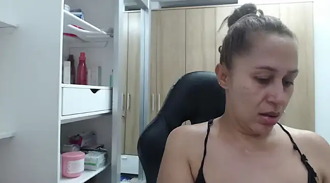 Snapshot of RoxanaLove9 chatting on February 2025 10:14:02 PM RoxanaLove9 online show from February 2025 10:14:02 PM