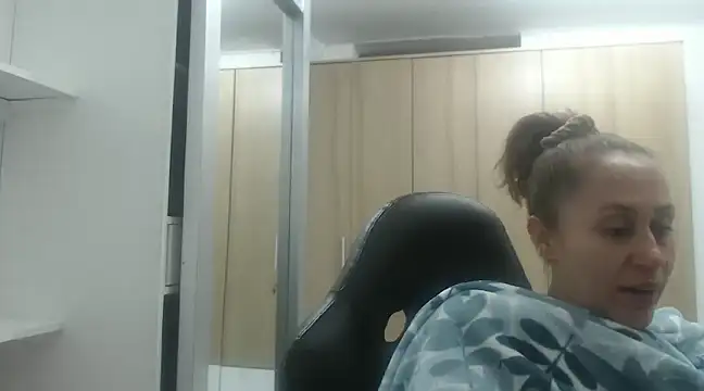 Snapshot of RoxanaLove9 chatting on February 2025 03:45:02 AM RoxanaLove9 online show from February 2025 03:45:02 AM