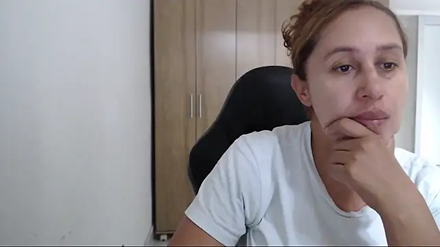 RoxanaLove9 online show from November 2025 05:45:03 PM