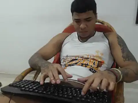 camiloacosta321 online show from December 2024 11:24:02 PM