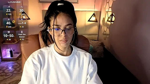 Snapshot of AlessiaVal_ chatting on October 2025 02:13:01 PM AlessiaVal online show from October 2025 02:13:01 PM