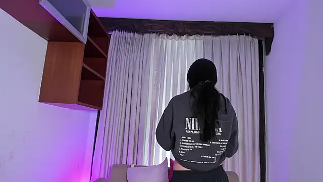 Snapshot of HannaRhodes chatting on November 2025 01:43:03 PM HannaRhodes online show from November 2025 01:43:03 PM