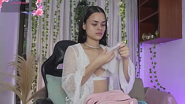 Snapshot of HannaRhodes chatting on November 2025 02:31:02 PM HannaRhodes online show from November 2025 02:31:02 PM