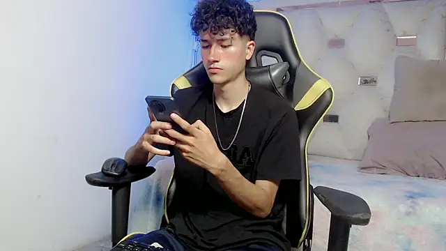 johnny cagee online show from November 2025 04:12:01 AM