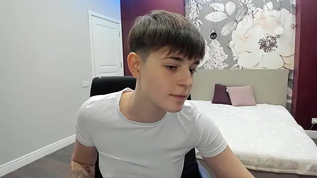 Snapshot of EmiliaYours chatting on October 2025 02:56:02 PM EmiliaYours online show from October 2025 02:56:02 PM