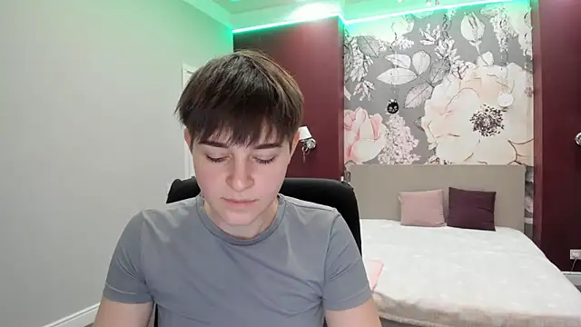 Snapshot of EmiliaYours chatting on November 2025 02:44:01 PM EmiliaYours online show from November 2025 02:44:01 PM