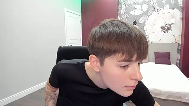 Snapshot of EmiliaYours chatting on November 2025 03:18:02 PM EmiliaYours online show from November 2025 03:18:02 PM