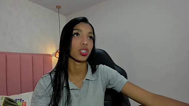 MAYROBERTSS online show from February 2025 12:18:02 PM