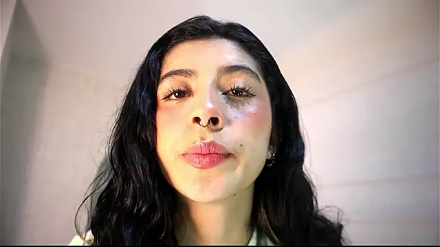 Snapshot of Alyssa_jones chatting on June 2026 04:07:02 AM Alyssa jones online show from June 2026 04:07:02 AM
