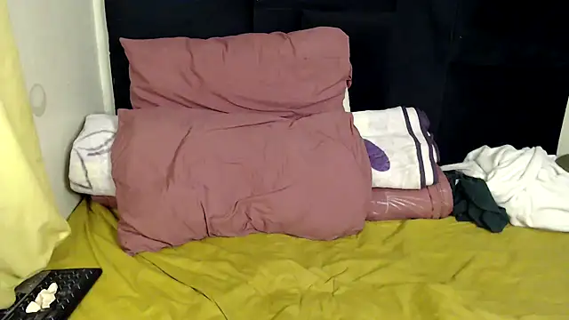 Snapshot of Busty-Londie chatting on October 2025 12:04:01 AM Busty-Londie online show from October 2025 12:04:01 AM