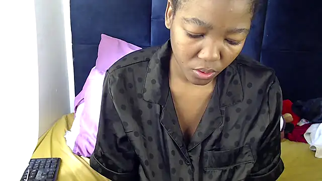 Snapshot of Busty-Londie chatting on November 2025 11:23:02 AM Busty-Londie online show from November 2025 11:23:02 AM