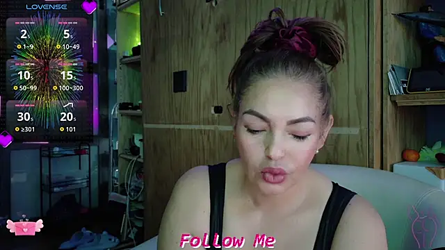 Snapshot of QueenYsuRey chatting on November 2025 06:29:01 PM QueenYsuRey online show from November 2025 06:29:01 PM