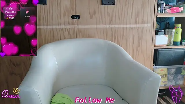 Snapshot of QueenYsuRey chatting on February 2026 07:24:02 PM QueenYsuRey online show from February 2026 07:24:02 PM