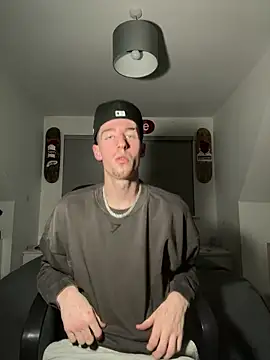 MikesWood21 online show from December 2024 01:36:01 AM