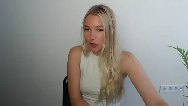 Snapshot of Queen_ofLove chatting on June 2026 06:58:01 AM Queen ofLove online show from June 2026 06:58:01 AM