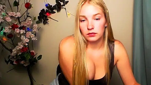 Snapshot of Queen_ofLove chatting on June 2026 07:24:02 PM Queen ofLove online show from June 2026 07:24:02 PM