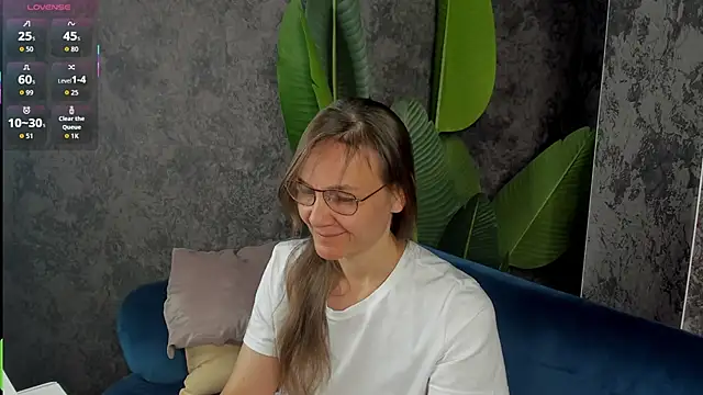 Snapshot of Lillian_White chatting on September 2025 12:43:01 AM Lillian White online show from September 2025 12:43:01 AM