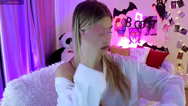 Snapshot of BattyMelody chatting on November 2025 10:04:02 AM BattyMelody online show from November 2025 10:04:02 AM