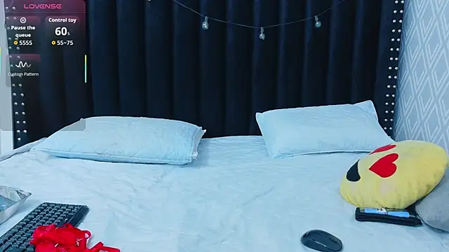 Snapshot of hornybarelylegalgirl chatting on December 2025 12:32:01 PM hornybarelylegalgirl online show from December 2025 12:32:01 PM