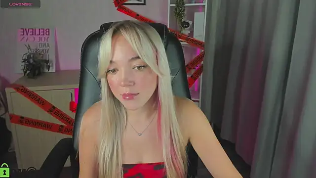 Snapshot of Christy_Little chatting on October 2025 09:10:02 PM Christy Little online show from October 2025 09:10:02 PM