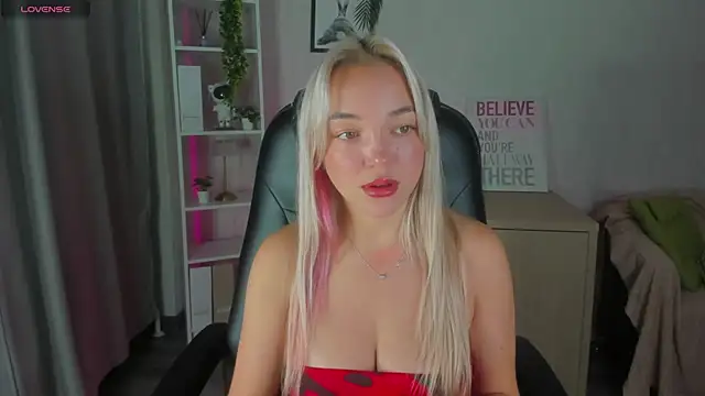 Snapshot of Christy_Little chatting on November 2025 12:21:01 AM Christy Little online show from November 2025 12:21:01 AM