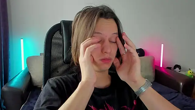 Ostin meow online show from April 2026 06:03:01 AM