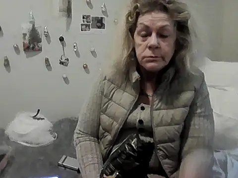 Snapshot of housewife_shantie chatting on December 2025 12:54:01 PM housewife shantie online show from December 2025 12:54:01 PM