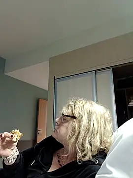 Snapshot of housewife_shantie chatting on December 2025 02:45:02 PM housewife shantie online show from December 2025 02:45:02 PM