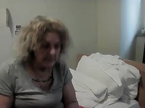 Snapshot of housewife_shantie chatting on February 2026 09:43:02 AM housewife shantie online show from February 2026 09:43:02 AM