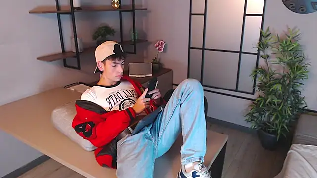 Snapshot of MattiDeLuca chatting on December 2024 11:28:01 AM MattiDeLuca online show from December 2024 11:28:01 AM