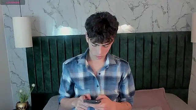 Snapshot of MattiDeLuca chatting on February 2025 11:40:02 AM MattiDeLuca online show from February 2025 11:40:02 AM