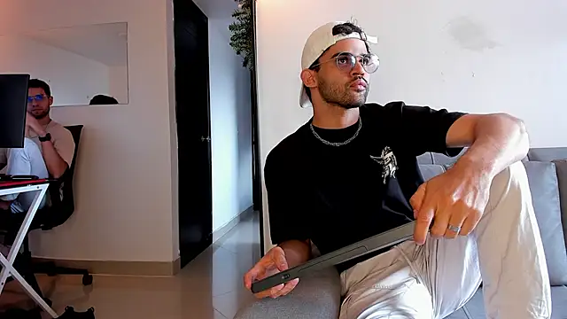 andrewChris  online show from December 2025 06:45:02 PM