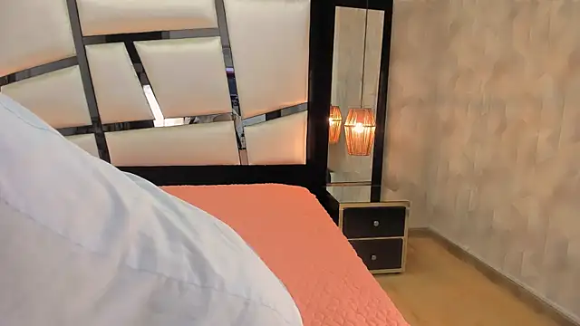 AriannaRussell  online show from September 2025 02:06:02 PM