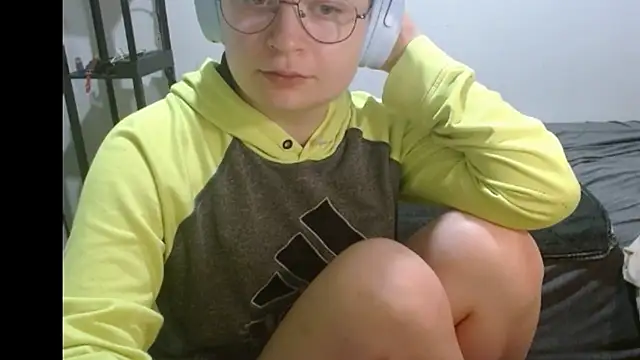 Snapshot of livcutebaby chatting on January 2025 04:39:02 AM livcutebaby online show from January 2025 04:39:02 AM