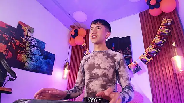 Snapshot of Noah_Xitruxx chatting on October 2025 02:58:02 AM Noah Xitruxx online show from October 2025 02:58:02 AM