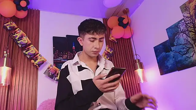 Snapshot of Noah_Xitruxx chatting on November 2025 02:57:01 AM Noah Xitruxx online show from November 2025 02:57:01 AM