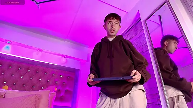 Snapshot of Noah_Xitruxx chatting on November 2025 01:06:01 PM Noah Xitruxx online show from November 2025 01:06:01 PM