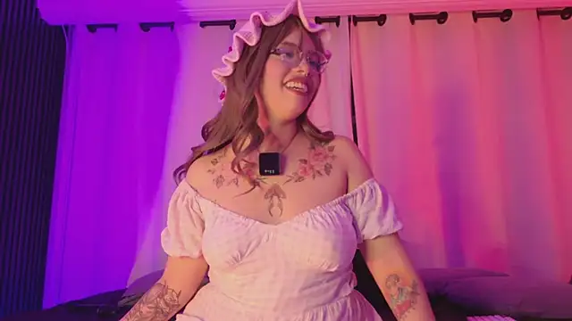 Snapshot of Little_maeve chatting on February 2025 11:48:02 PM Little maeve online show from February 2025 11:48:02 PM