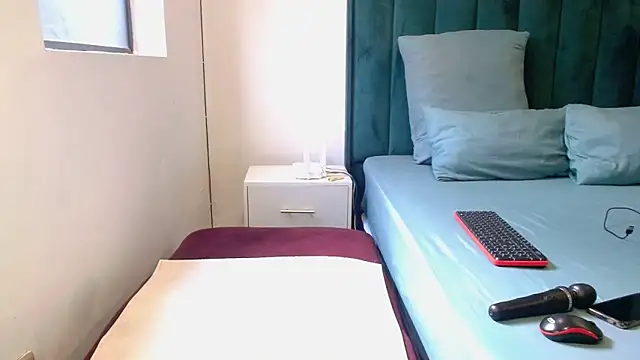 Snapshot of LolaTwerksXX chatting on April 2026 11:33:01 AM LolaTwerksXX online show from April 2026 11:33:01 AM