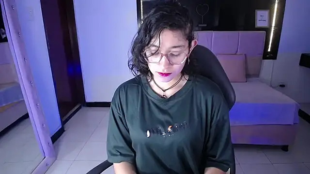 Lili Gomez  online show from September 2025 10:59:01 AM