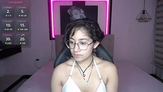 Lili Gomez  online show from September 2025 12:42:02 PM