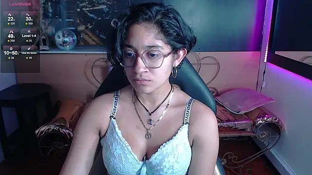 Lili Gomez  online show from October 2025 01:29:02 PM