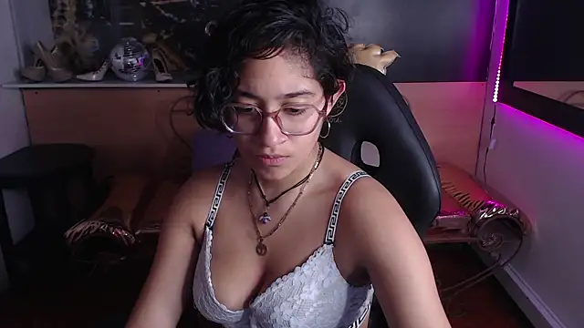 Lili Gomez  online show from October 2025 12:57:02 PM