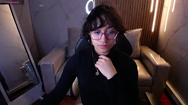 Lili Gomez  online show from November 2025 01:21:02 PM