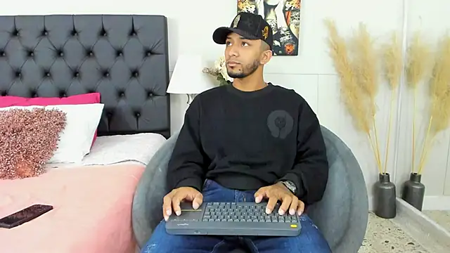 Snapshot of Robin_Rief chatting on March 2025 03:37:02 AM Robin Rief online show from March 2025 03:37:02 AM