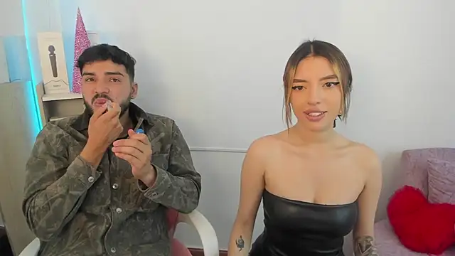 Snapshot of savage_sweethearts chatting on December 2024 03:42:02 PM savage sweethearts online show from December 2024 03:42:02 PM