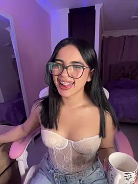 Snapshot of Emily-14 chatting on May 2026 05:35:01 AM Emily-14 online show from May 2026 05:35:01 AM